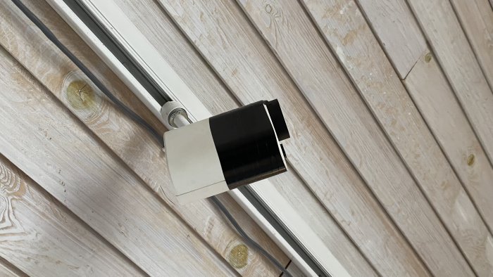 Gammal spotlight av märket Staff monterad på 240V skena i taket.