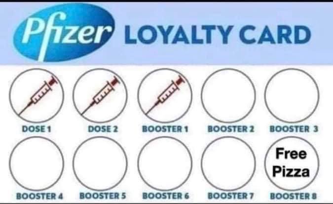 Parodisk "Pfizer Loyalty Card" med stämplar för doser och boosters, den sista med belöning "Free Pizza".