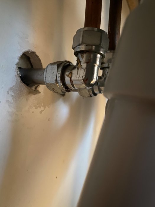 VVS-installation med 10 mm rör och avstängningsventil i vägg inför köksrenovering.