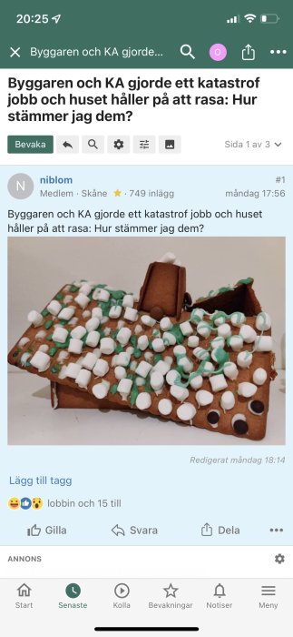 Pepparkakshus med kollapsat tak och marshmallows som snö, symboliserar byggfel och strukturell kollaps.