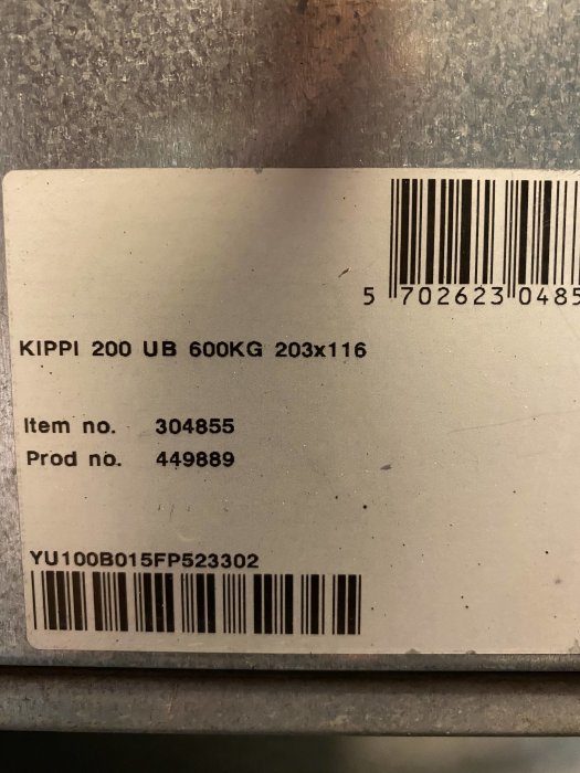 Bild av en etikett på ett Brenderup 2016 släp, visar modell "KIPPI 200 UB 600KG", artikel- och produktionsnummer.