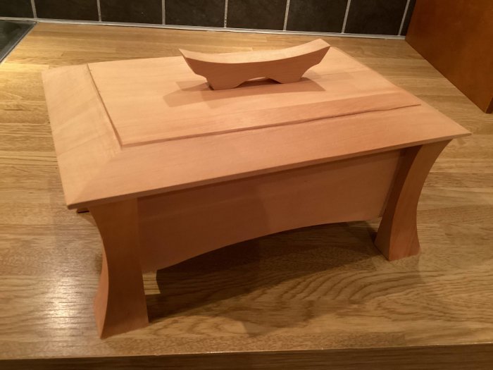 Träsoffbord behandlat med ett lager Danish Oil står på parkettgolv.