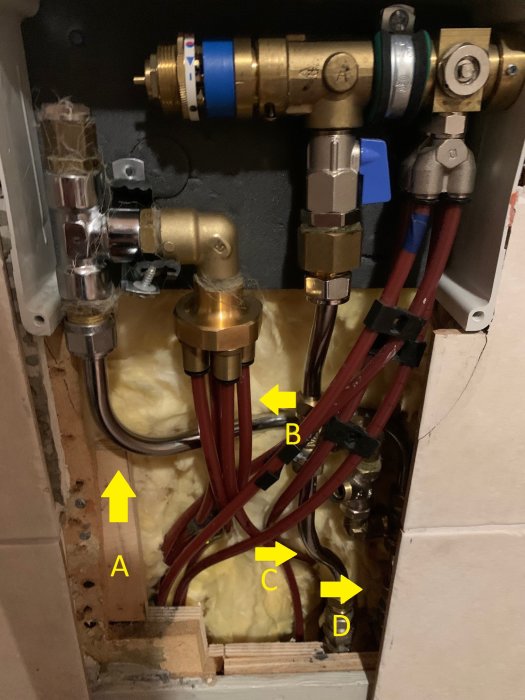 Delar av ett vattenburet golvvärmesystem med markerade komponenter A, B, C och D, utan termostat.