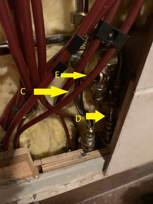 Rörsystem med etiketter A, C, D, och E för problemlösning av vattenburet golvvärmesystem.