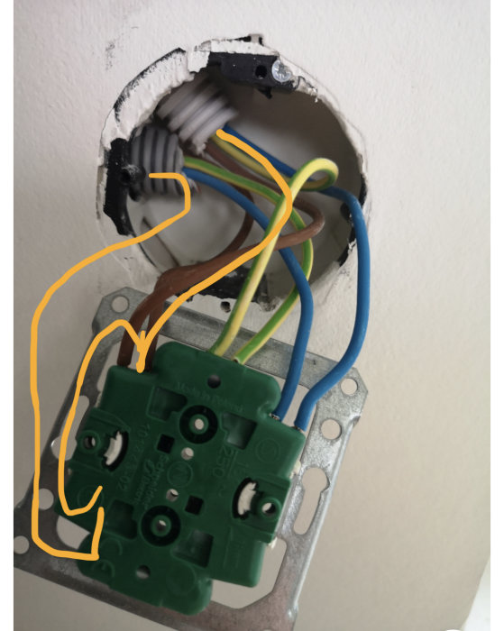 Eluttag under installation med synliga trådar och markerad föreslagen omkoppling i orange.