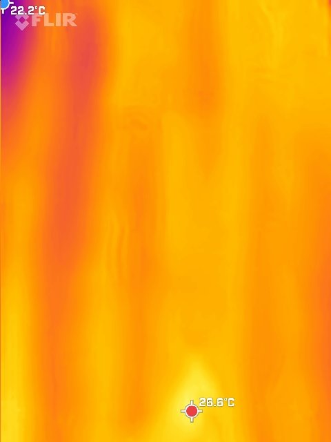 Termisk bild som visar temperaturfördelning med kallare område på 26.6°C och varmare på 22.2°C.