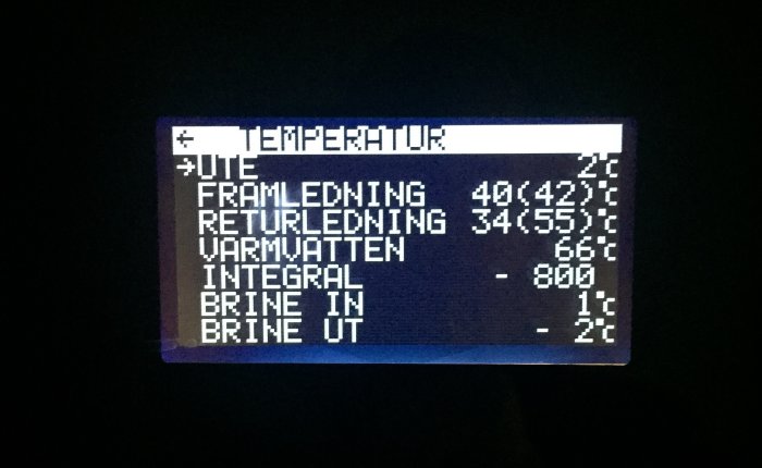 Digital display av värmepump med temperaturdata: ute, framledning, retur, varmvatten, integral, brine in/ut.