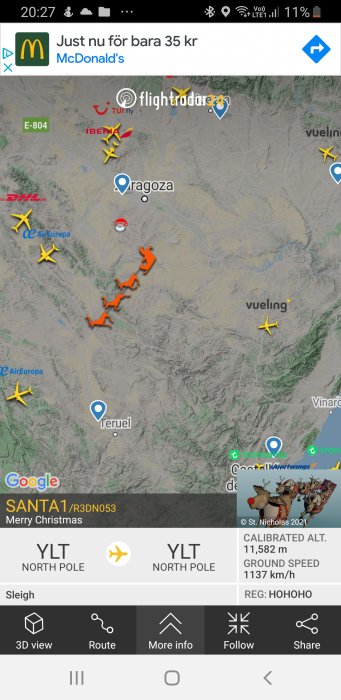 Skärmdump av en flygspårningsapp med flygplanikoner, annonser och en tomte med släde som indikerar jultema.