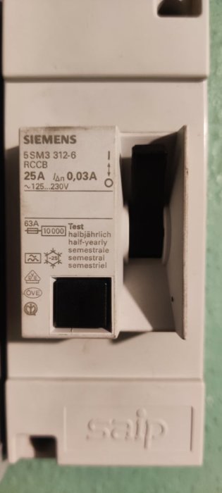 Siemens jordfelsbrytare 25A 0,03A som inte löst ut, med tydlig märkning, fastnat i mellanläge.