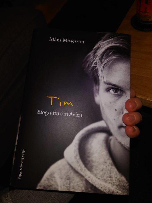 Bokomslag till "Tim - Biografin om Avicii" av Måns Mosesson, med bild på en ung man som tittar in i kameran.