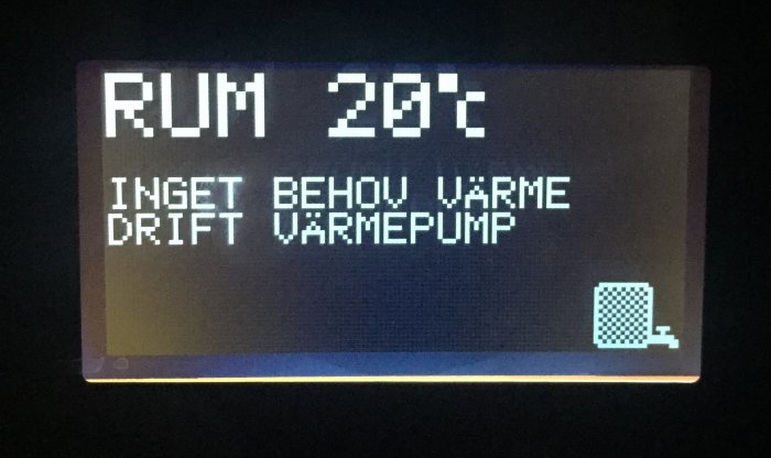 Display som visar 20 grader i rummet och status "INGET BEHOV VÄRME DRIFT VÄRMEPUMP" med ikon av värmepump.