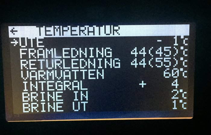 Display av värmepump som visar olika temperaturer, bl.a. framledning, returledning och integral.