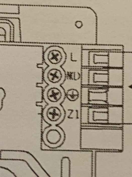 Närbild på en del av ett elektriskt kopplingsschema från en manual, med märkningar för ledningar och plintar.