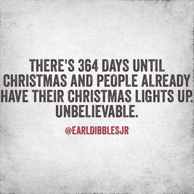 Textmem med citat om att folk redan satt upp julbelysning med 364 dagar kvar till jul.