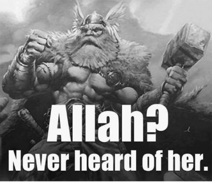 Illustration av en dvärgkrigare med hammare och text "Allah? Never heard of her.
