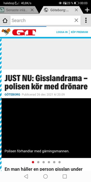 Skärmdump av en webbläsare som visar en nyhetsartikel om ett gisslandrama där polisen använder drönare.