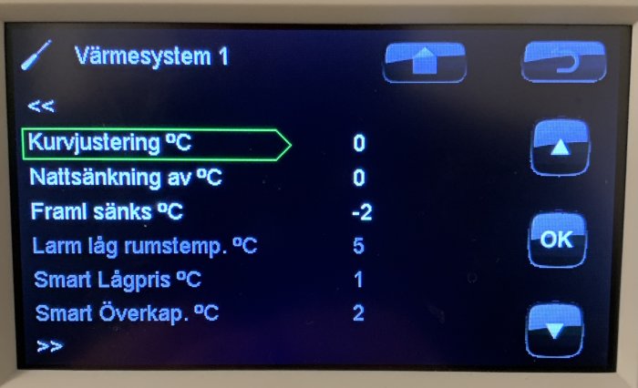 Skärmdisplay för värmesystem med temperaturinställningar och justeringsalternativ.
