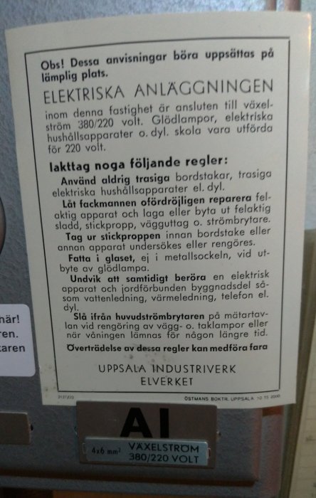 Anvisningstavla om elektrisk anläggning och säkerhetsinstruktioner för 380/220 volt.
