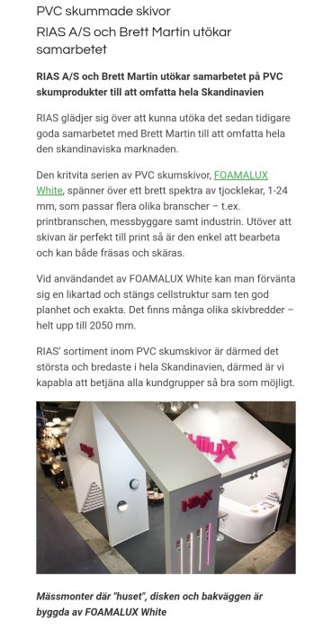 Mässmonter med "hus"-formad konstruktion, disk och bakvägg byggda av vit FOAMALUX-material.