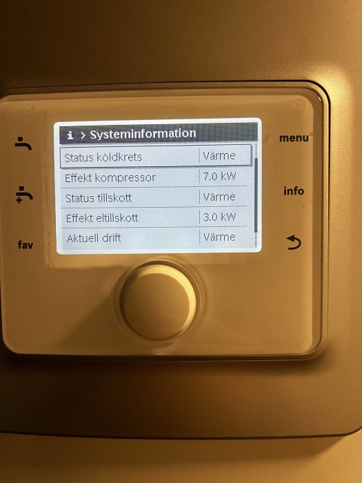 Skärmdisplay på värmepump som visar systeminformation med kompressorns effekt på 7.0 kW.