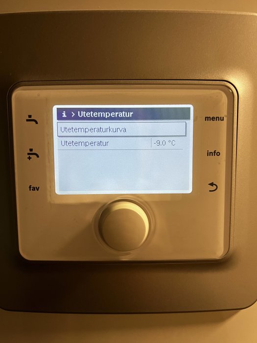 Värmepumpens kontrollpanel som visar en utetemperatur på -9,0 °C.