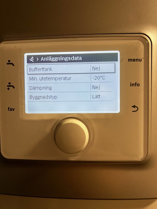 Display på Bosch Compress 7000 värmepumpsinställningar visar 'Anläggningsdata' med minsta utetemperatur på -20°C.