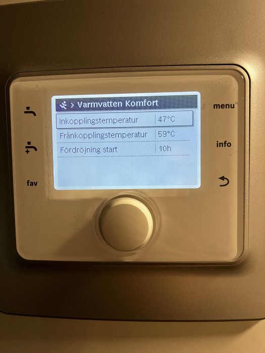 Värmepumpens kontrollpanel visar inställningar för varmvattenkomfort.