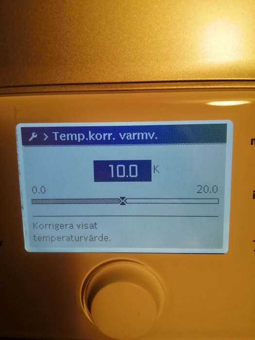 Display på värmepump med temperaturkorrektion för varmvatten på 10.0 K och justeringsmöjlighet.