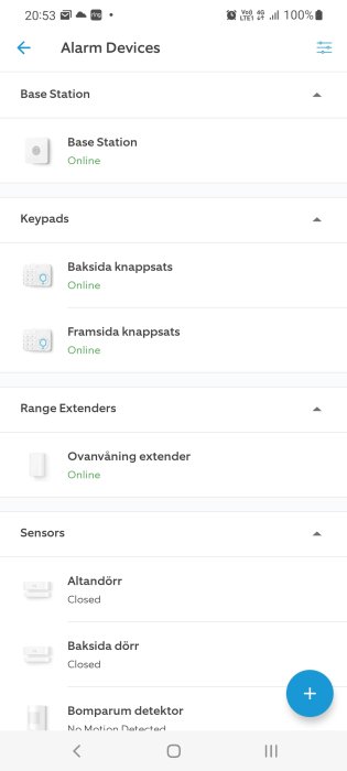 Skärmdump av en mobilapplikation för hemlarmssystem som visar olika enheter som är online eller stängda.