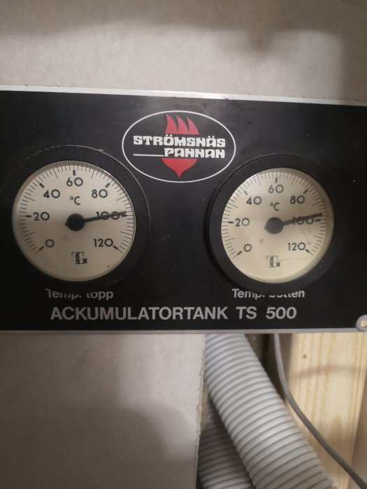 Termometrar på ackumulatortank TS 500 visar temperaturer topp och botten.