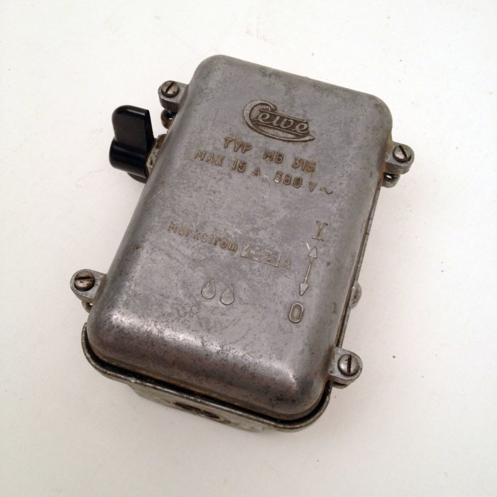 En grå metallisk eldosa märkt med "Cewe", specifikationer "TYP MB 315" och "MAX 15 A 380 V".