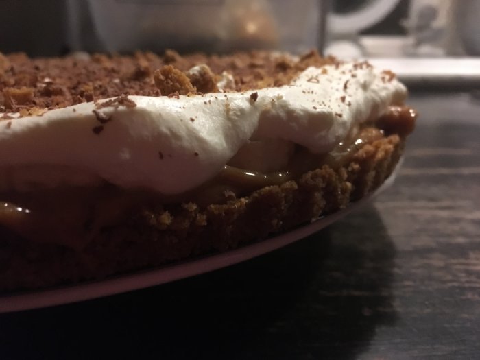 En hemlagad paj med krossade pepparkakor och digestivebotten, dulce de leche, bananskivor och vispad grädde toppad med choklad.