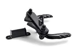 Svart beslag till handtag för gånggrind med två skruvhål för montage i betongpelare.