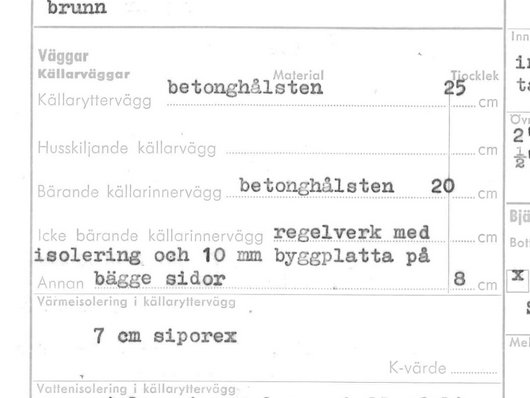 Suddig bild av ett dokument som beskriver olika väggmaterial och deras tjocklekar i en konstruktionsritning.
