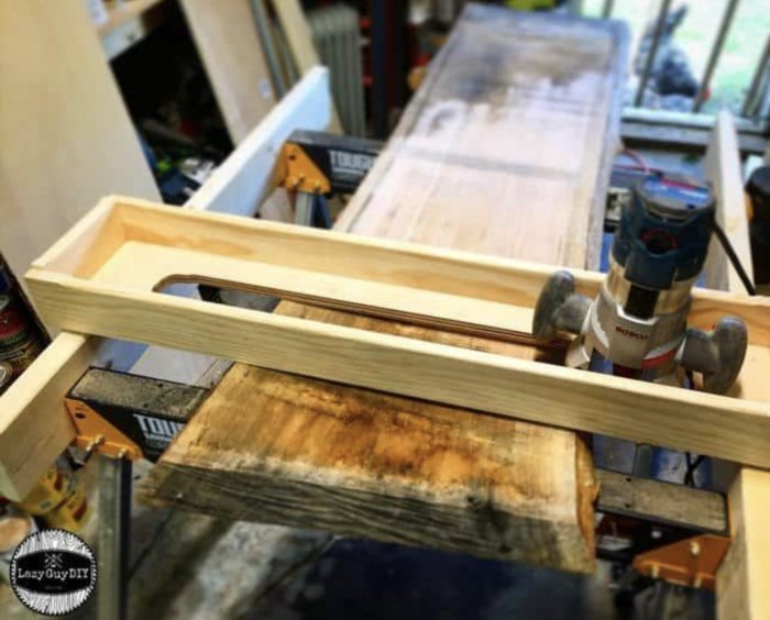 Träbearbetningsverktyg och ställning, inklusive en handöverfräs monterad på en hemmagjord router sled/flattening jig för att plana trä.