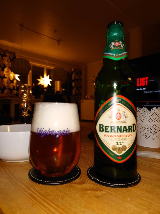 Flaska och glas med Bernard-lageröl på ett bord i hemmiljö.