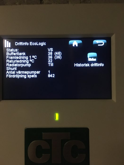 Digital display av värmesystem med temperaturvärden och status för bufferttank och radiatorpump.