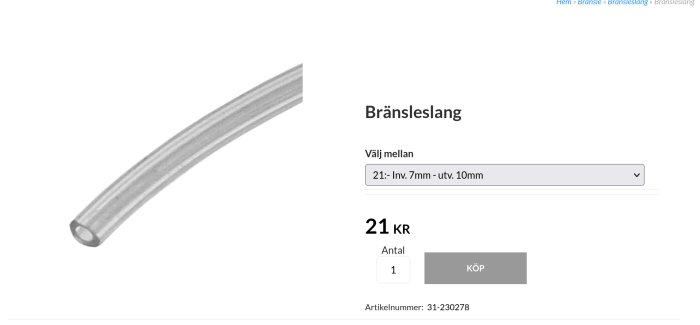 Transparent bränsleslang avbildad diagonalt mot vit bakgrund.
