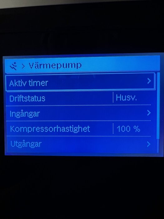 Digital display av värmeanläggning som visar kompressorhastighet på 100%.