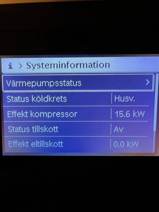 Digital display av värmepumpsystem med status och effektparametrar: kompressoreffekt 15,6 kW, inget eltillskott.