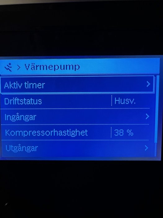 Display på en värmepumpsstyrning som visar kompressorhastighet på 38 procent.