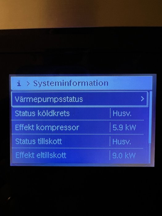 Display för värmepumpssystem med status och effektdata, inklusive kompressoreffekt på 5.9 kW och tillskotteffekt på 9.0 kW.