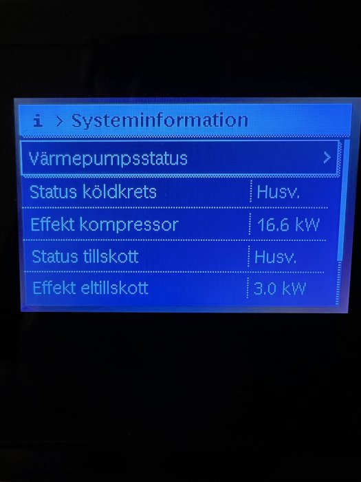 Digital display av värmepumps systeminformation som visar kompressoreffekt på 16,6 kW och eltillskott på 3,0 kW.