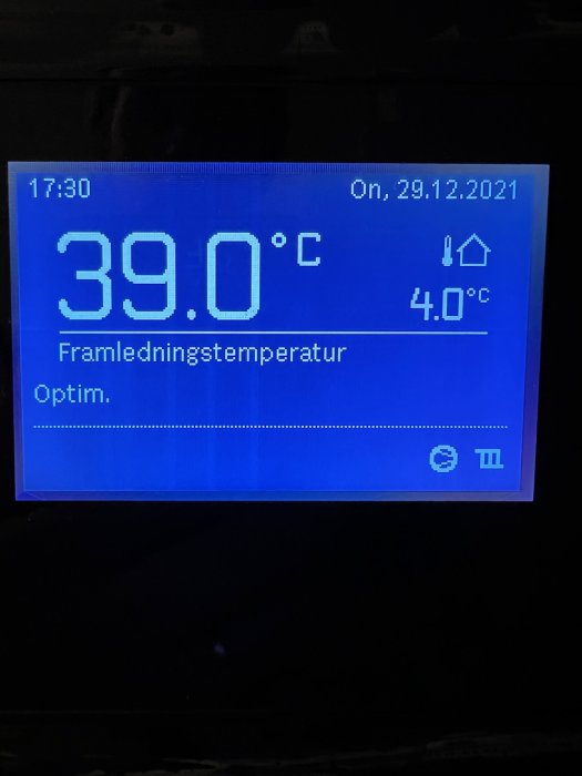 Digital värmepumpspanel visar framledningstemperatur på 39.0°C och utomhustemperatur på 4.0°C.