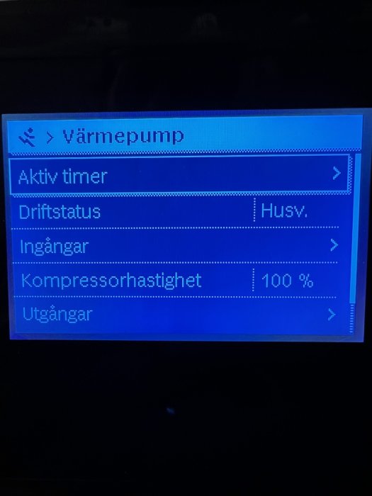 Display för värmepump som visar kompressorhastigheten på 100%.