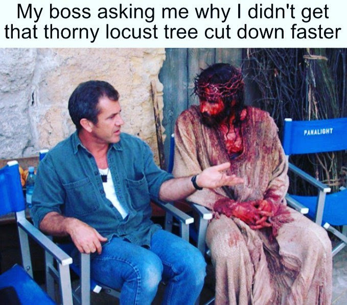 Två män sitter och pratar, en är sminkad som en blodig och skadad figur.