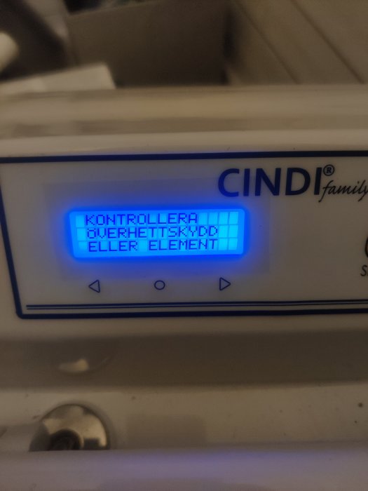 Förbränningstoaletten Cindi Familys display med felmeddelande "KONTROLLERA ÖVERHETTNINGSKYDD ELLER ELEMENT".