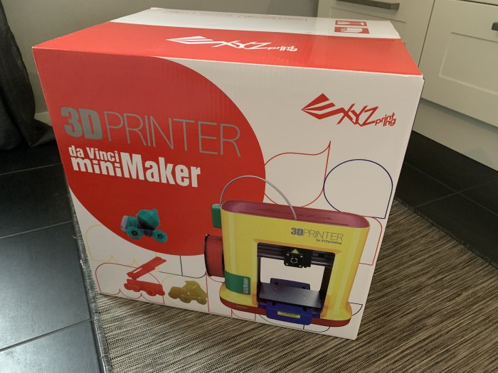 Förpackning av en XYZprinting da Vinci MiniMaker 3D-skrivare nyligen mottagen.