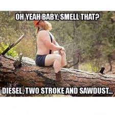 Person sittandes på en trädstam i skogen.