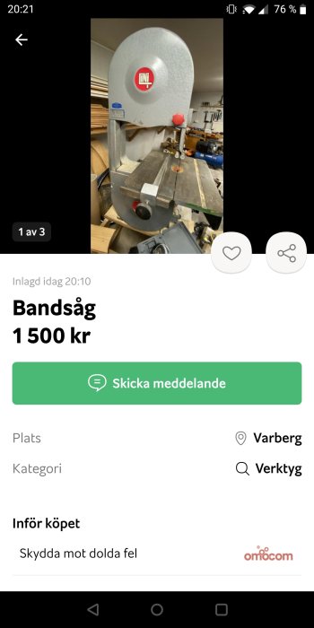 Bandsåg i arbetsmiljö med trähantverksmaterial i bakgrunden, prislapp 1500 kr.